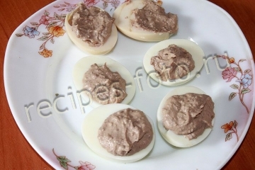 Яйца фаршированные куриной печенью