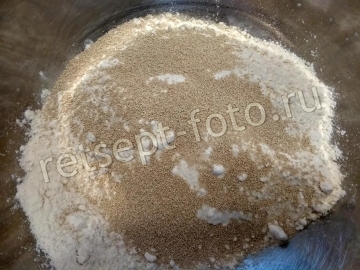 Японская пицца с вареной колбасой и сыром