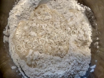 Японская пицца с вареной колбасой и сыром