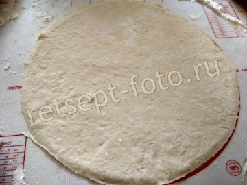 Японская пицца с вареной колбасой и сыром