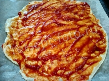 Японская пицца с вареной колбасой и сыром
