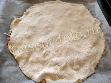 Японская пицца с вареной колбасой и сыром