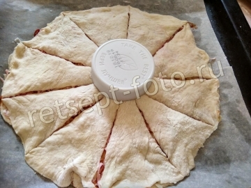Японская пицца с вареной колбасой и сыром
