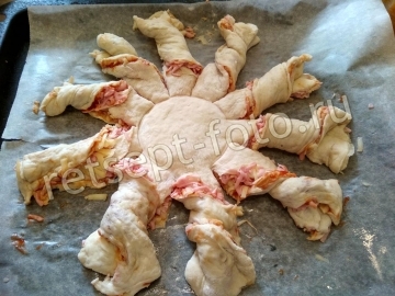 Японская пицца с вареной колбасой и сыром