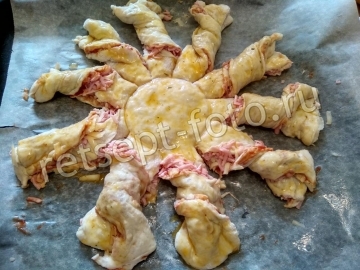 Японская пицца с вареной колбасой и сыром