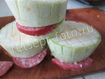 Кабачки с колбасой в духовке
