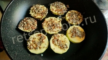 Кабачки в кунжуте, льне и чиа с сыром