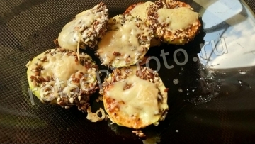 Кабачки в кунжуте, льне и чиа с сыром