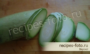 Жареные кабачки с чесноком, помидорами и майонезом