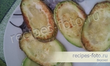 Жареные кабачки с чесноком, помидорами и майонезом