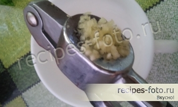 Жареные кабачки с чесноком, помидорами и майонезом