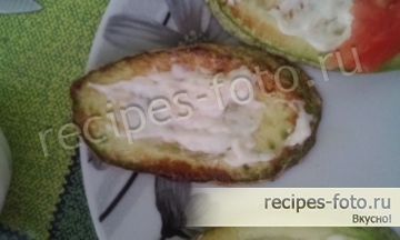 Жареные кабачки с чесноком, помидорами и майонезом