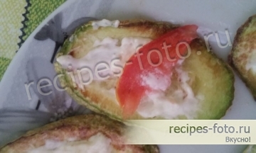 Жареные кабачки с чесноком, помидорами и майонезом
