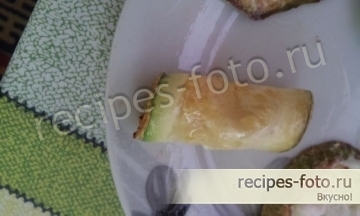Жареные кабачки с чесноком, помидорами и майонезом