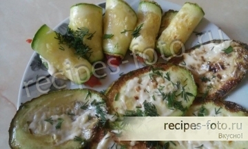 Жареные кабачки с чесноком, помидорами и майонезом