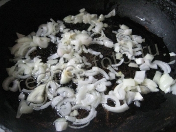 Кабачковая икра с помидорами и луком