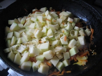 Кабачковая икра с помидорами и луком
