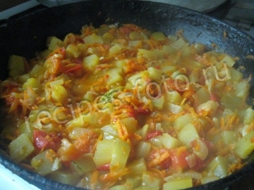 Кабачковая икра с помидорами и луком