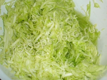 Кабачковый блин с начинкой из колбасы и сыра