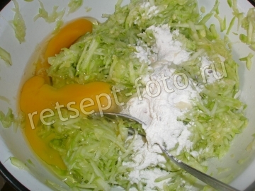 Кабачковый блин с начинкой из колбасы и сыра