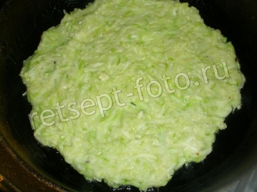 Кабачковый блин с начинкой из колбасы и сыра