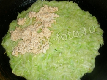 Кабачковый блин с начинкой из колбасы и сыра