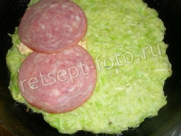 Кабачковый блин с начинкой из колбасы и сыра