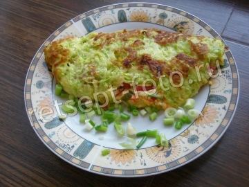 Кабачковый блин с начинкой из колбасы и сыра