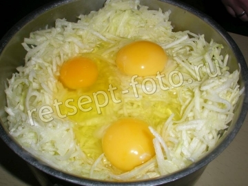Кабачковый рулет с плавленым сыром и помидором