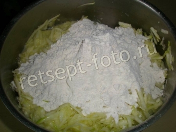 Кабачковый рулет с плавленым сыром и помидором