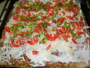 Кабачковый рулет с плавленым сыром и помидором