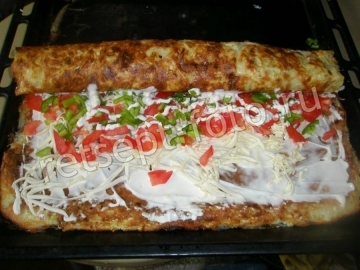 Кабачковый рулет с плавленым сыром и помидором