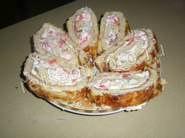 Кабачковый рулет с плавленым сыром и помидором