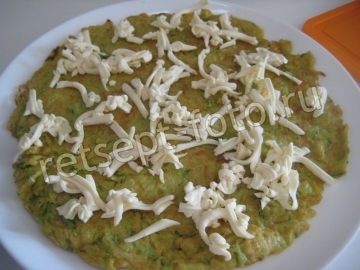 Кабачковый торт с грибами, сыром и помидорами