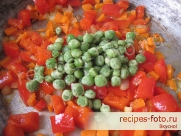 Жареный рис с овощами и яйцом по-китайски