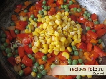 Жареный рис с овощами и яйцом по-китайски