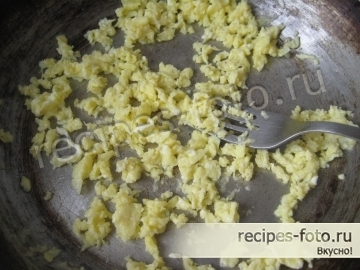 Жареный рис с овощами и яйцом по-китайски