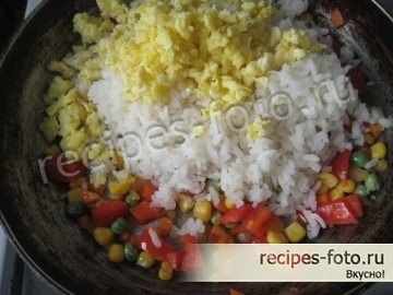 Жареный рис с овощами и яйцом по-китайски