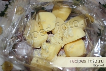 Как запечь куриные ножки с картошкой и чесноком в рукаве
