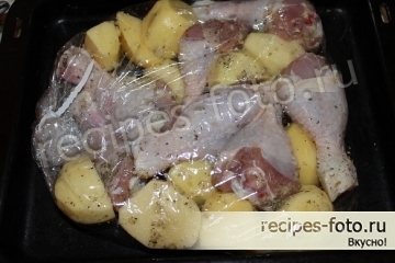 Как запечь куриные ножки с картошкой и чесноком в рукаве