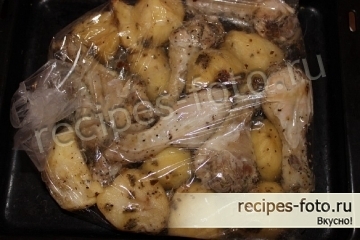 Как запечь куриные ножки с картошкой и чесноком в рукаве