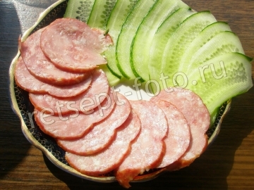 Канапе с колбасой и плавленым сыром