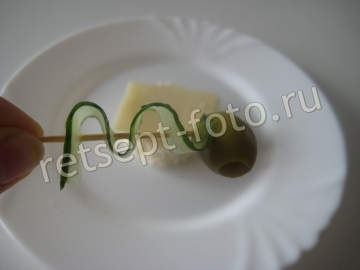 Канапе с колбасой, сыром и огурцом
