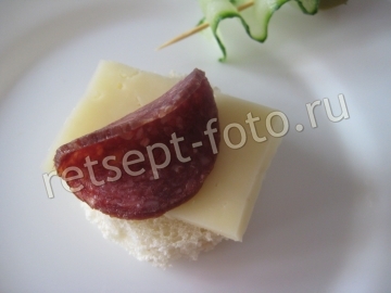 Канапе с колбасой, сыром и огурцом