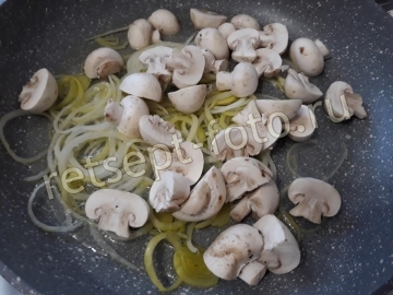 Каннеллоне с курицей и грибами в томатном соусе