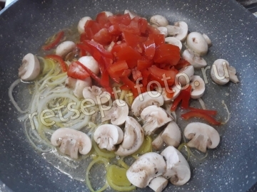 Каннеллоне с курицей и грибами в томатном соусе