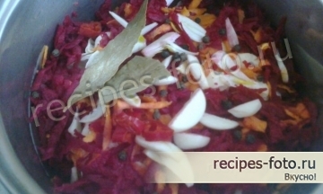 Капуста маринованная кусочками со свеклой быстрого приготовления