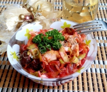 Капуста с мясом и черносливом тушеная в горшочке в духовке