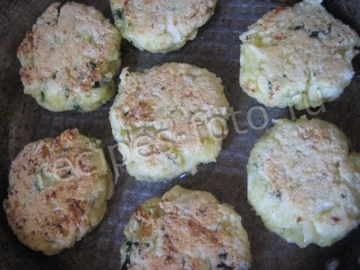 Капустные котлеты с манкой в томатном соусе