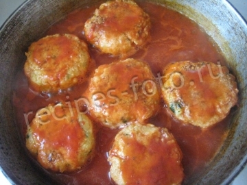 Капустные котлеты с манкой в томатном соусе
